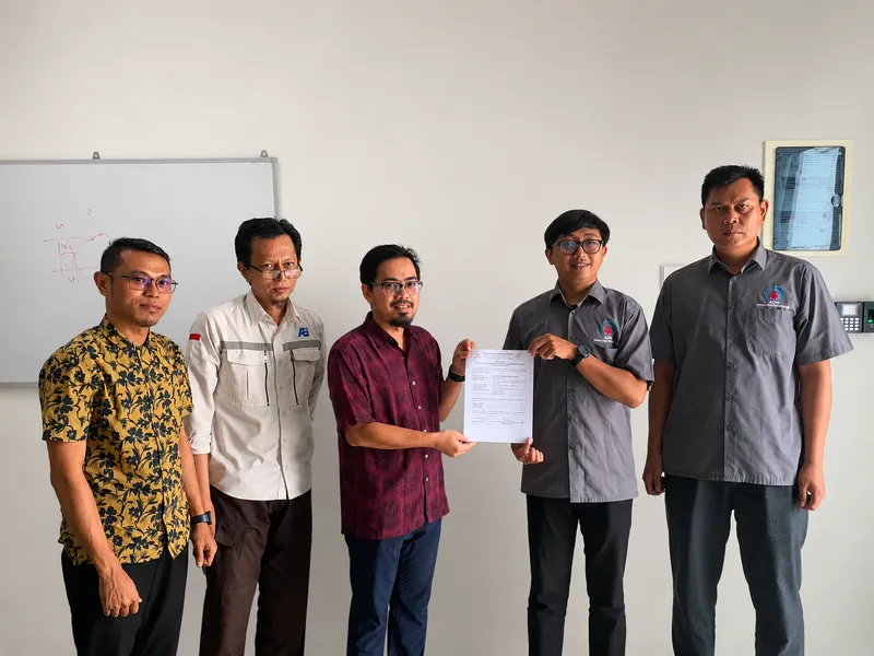 Tim CLAN bersama manajemen perusahaan engineering & fabrikasi saat serah terima dokumen sertifikasi