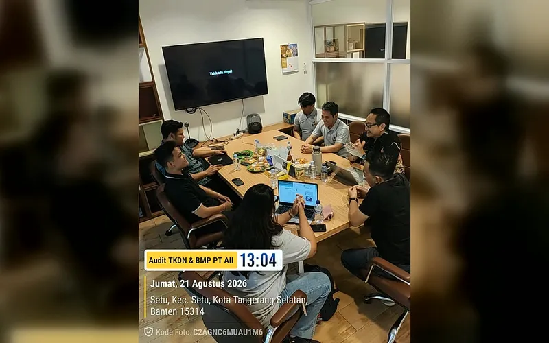Tim CLAN dan tim produsen smartboard dalam sesi verifikasi TKDN & BMP di Tangerang Selatan